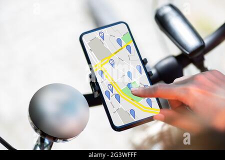 App Bicycle GPS Navigator con mappa sul telefono cellulare Foto Stock