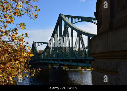 Ponte Glienicker Bruecke in autunno, Potsdam / Berlino Foto Stock