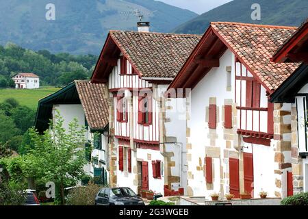 FRANCIA. PIRENEI ATLANTICI (64) REGIONE AQUITANIA. IL VILLAGGIO DI AINHOA Foto Stock