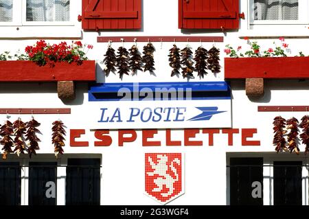 FRANCIA, PIRENEI ATLANTICI (64) PAESI BASCHI. ESPELETTE. QUESTO VILLAGGIO TRADIZIONALE È FAMOSO PER IL SUO ROSSO PEPER BRUNG DAL MESSICO DA UN MARINAIO IN TH Foto Stock