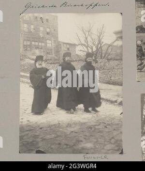 Tre sacerdoti greci camminano per strada, presumibilmente a Istanbul. Parte dell'album fotografico di un viaggio attraverso l'Europa del Sud e il Medio Oriente. Foto Stock