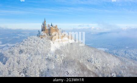 Vista aerea del Castello di Hohenzollern in Germania in inverno innevato Foto Stock