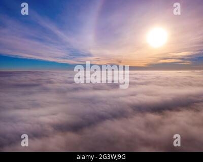 Foto aerea sopra la nebbia o nuvole bianche Foto Stock