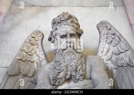 Statua d'angelo su un'antica tomba situata a Genova cimitero - Italia Foto Stock