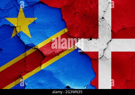 Bandiere della Repubblica Democratica del Congo e della Danimarca dipinte su pareti incrinate Foto Stock