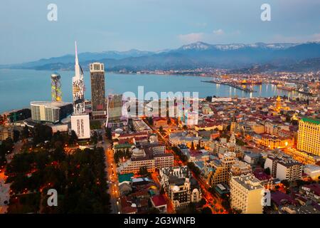 Vista aerea serale della città georgiana di Batumi Foto Stock