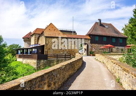 Rovine del castello di Hohenrechberg con ristorante di fronte a Rechberg, un sobborgo di Schwäbisch-Gmünd, Baden-Württemberg, Germania. Foto Stock