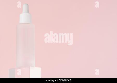 Liquido cosmetico mockup in bottiglia bianca. Olio di acido ialuronico, siero con collagene e prodotto per la cura della pelle di peptidi su blocco cubico acrilico trasparente Foto Stock