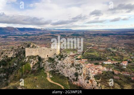 Veduta aerea del castello e villaggio di Poza de la SAL a Burgos, Castiglia e Leon, Spagna . Foto Stock