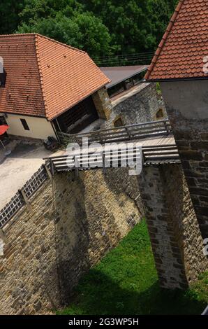 Ponte e fossato del Castello di Hohenrechberg, un castello medievale di sperone a Rechberg, un sobborgo di Schwäbisch-Gmünd, Baden-Württemberg, Germania. Foto Stock