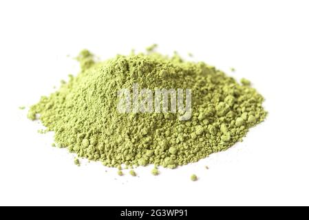 Polvere di tè verde secco Matcha isolato su bianco, vista laterale Foto Stock