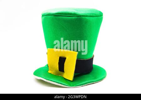 Cappello verde su sfondo bianco, concetto di giorno st patricks Foto Stock