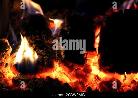 Bruciare i log in Flame Close Up Foto Stock