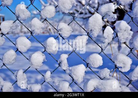 Recinzione della maglia della catena coperta di neve Foto Stock