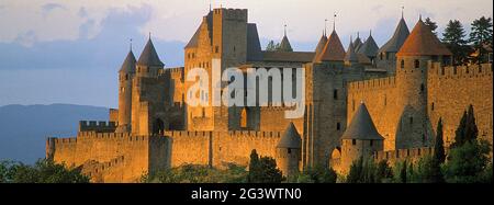 FRANCIA. AUDE (11) CITTÀ DI CARCASSONNE SUL LATO OVEST, VISTA DEI MERLI E IL CASTELLO DI TRENCAVEL Foto Stock