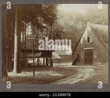 Fattoria con barca da fieno vuota in 's-Graveland. Parte di un album di viaggio di una famiglia olandese con attrazioni in Europa, Egitto e New York. Foto Stock