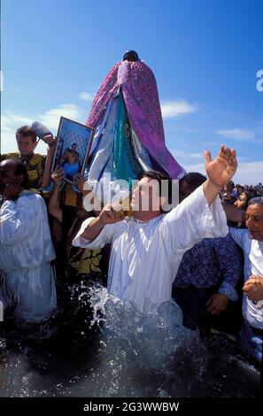 FRANCIA. BOCCHE DEL RODANO (13) REGIONE DELLA CAMARGUE. SAINTES-MARIES-DE-LA-MER VILLAGGIO. PELERINAGE DEGLI ZINGARI A WHITSUN Foto Stock