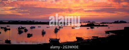 FRANCIA. FINISTERE (29) REGIONE BRETAGNA. IL PAESE DI ABER. LA COSTA VICINO ALL'ISOLA VIERGE AL TRAMONTO Foto Stock