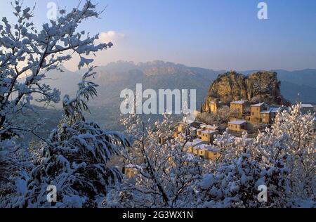 FRANCIA. VAUCLUSE (84) LES DENTELLES DE MONTMIRAIL. LA ROQUE-ALRIC VILLAGGIO IN INVERNO Foto Stock