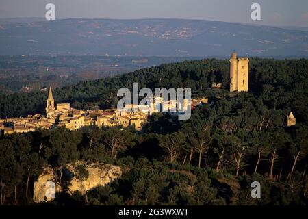 FRANCIA. BOCCHE DEL RODANO (13) LA MONTAGNETTE. BARBENTANE. IL VILLAGGIO E LA TORRE ANGLICA DEL XIV SECOLO Foto Stock