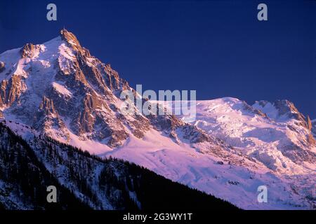 FRANCIA. ALTA SAVOIA (74). MASSICCIO DEL MONTE BIANCO. AIGUILLE DU MIDI 3842 METRI Foto Stock