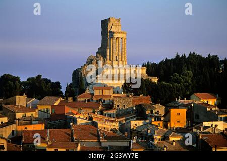 ALPES-MARITIMES (06) COSTA AZZURRA. LA TURBIE VILLAGGIO. IL TROFEO ALPES SOPRA IL PAESE Foto Stock