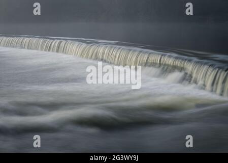 Piccola cascata in una vecchia diga di Lugo Galizia Foto Stock