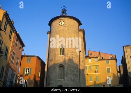FRANCIA. VAR (83) COSTA SUD. HYERES. LA PARTE VECCHIA DELLA CITTÀ. LA TORRE STE-BLAISE SI DICE SIA DEI TEMPLARI Foto Stock