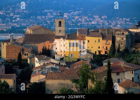 VAR (83) COSTA SUD. HYERES. LA PARTE VECCHIA DELLA CITTÀ. VISTA DAL PARCO DI ST-BERNARD Foto Stock