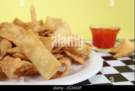 Fritto Chinese Wonton snack chips servito al Ristorante Asiatico Foto Stock