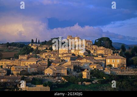 FRANCIA VAUCLUSE (84) ALTOPIANO VAUCLUSE. PARCO NATURALE REGIONALE DEL LUBERON. MURS VILLAGGIO AL TRAMONTO Foto Stock