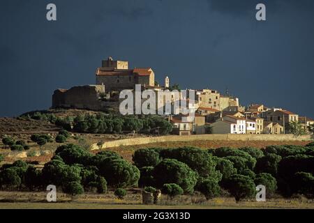 FRANCIA PIRENEI ORIENTALI (66). LE FENOUILLIDES. MONTALBA-LE-CHATEAU Foto Stock