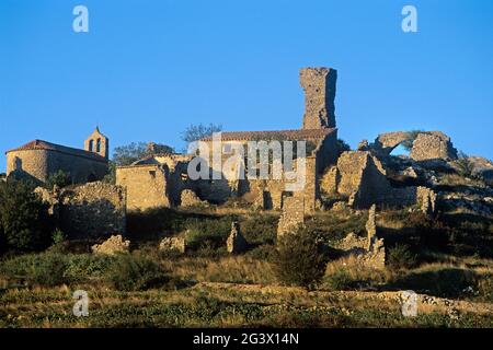 FRANCIA PIRENEI ORIENTALI (66). ROUSSILLON. VILLAGGIO IN ROVINE DI PERILLOS Foto Stock