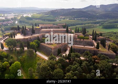 Veduta aerea della fortezza medievale sulla collina nel villaggio Hostalric, Spagna Foto Stock