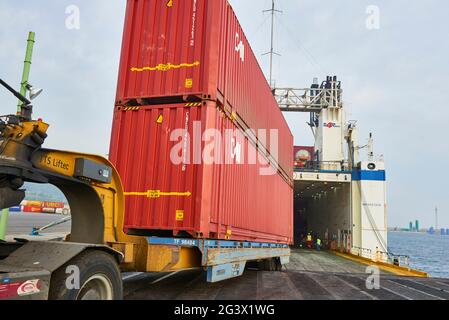 I contenitori di carico per la rampa di accesso al traghetto nel porto di Bilbao, Biscay, Bizkaia, Paesi Baschi, Euskadi, Euskal Herria, Spagna, Europa Foto Stock