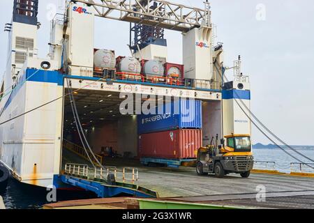 I contenitori di carico per la rampa di accesso al traghetto nel porto di Bilbao, Biscay, Bizkaia, Paesi Baschi, Euskadi, Euskal Herria, Spagna, Europa Foto Stock