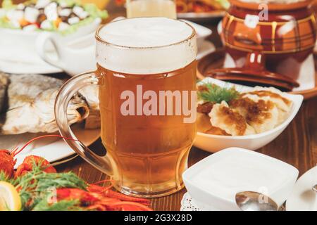 Birra fredda e leggera non filtrata con schiuma in un bicchiere. Vista dall'alto. Concetto - serve in un pub di birra. Foto Stock