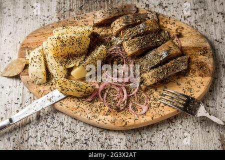 Salmone al forno con verdure alla griglia. Filetto di pesce con bulgur. Tagli di pesce con verdure. Spazio libero per il testo. Concetto - menu Foto Stock