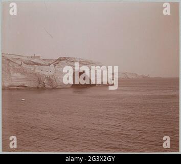 Vista delle scogliere a Bonifacio in Corsica. Fa parte di un album fotografico di fotografi amatoriali francesi con immagini in Francia, Svizzera e Italia. Foto Stock