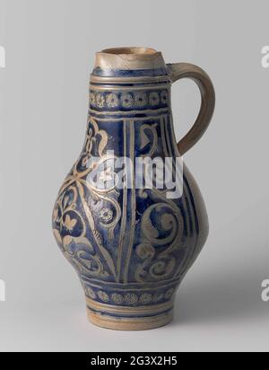 Vaso con orecchio e beccuccio spremuto, decorato in blu con ornamenti grigi e linee verticali. Vasetto di gres a pera. La caraffa ha un orecchio a forma di c e un beccuccio schiacciato. Il ventre scende stretto nel piede. La caraffa è decorata in blu con ornamenti grigi e linee verticali. Sul piede e lungo il collo, le linee orizzontali sono tra cui rosette grigie. Foto Stock