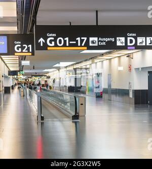 I popoli a piedi in Vienna Airport Terminal Foto Stock