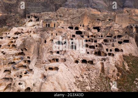 Complesso monastico scavato nella roccia vicino al villaggio di Vardzia, Georgia Foto Stock