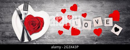 San Valentino cuore a forma di cena o concetto di salute nutrizione. Foto Stock