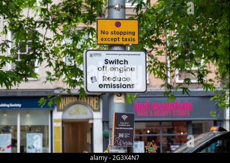 Un cartello con scritto "spegnere il motore" per ridurre le emissioni nel centro di Norwich City Foto Stock