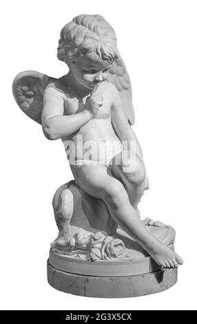 Angelo bianco figurina isolato su sfondo bianco. Scultura Cupido. Statua di pietra di cherubino giovane Foto Stock