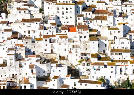 Vista dettagliata delle case bianche nel villaggio di Casares in Andalusia Foto Stock