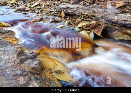 Vista dall'alto del fiume Rio Tinto nelle vecchie miniere con colorati depositi di ferro e rame Foto Stock