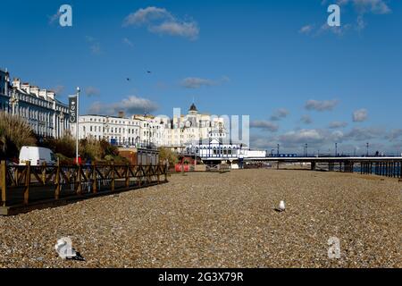 EASTBOURNE, EAST SUSSEX, UK - GENNAIO 28 : Vista sul lungomare di Eastbourne, East Sussex il 28 Gennaio 2019. Peo non identificato Foto Stock