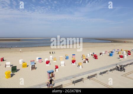 Sedie a sdraio sulla spiaggia di sabbia dell'isola di Borkum Foto Stock