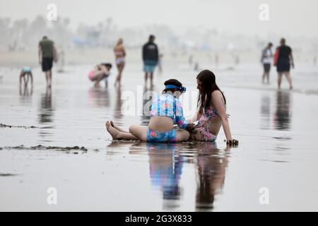 Los Angeles, Stati Uniti. 18 Giugno 2021. La gente si raffredda alla spiaggia di Santa Monica a Los Angeles, California, Stati Uniti, 17 giugno 2021. Dalla California e dall'Arizona allo Utah, al Montana e all'Idaho, questa settimana un'intensa ondata di caldo ha colpito l'Occidente degli Stati Uniti, creando una serie di nuove temperature da record in molti luoghi. Credit: Xinhua/Alamy Live News Foto Stock